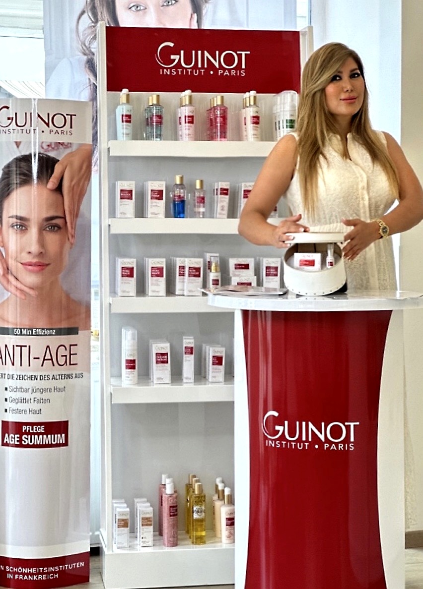 Kosmetikerin im Beautyla Salon in Wien präsentiert hochwertige Guinot Anti-Aging-Produkte.